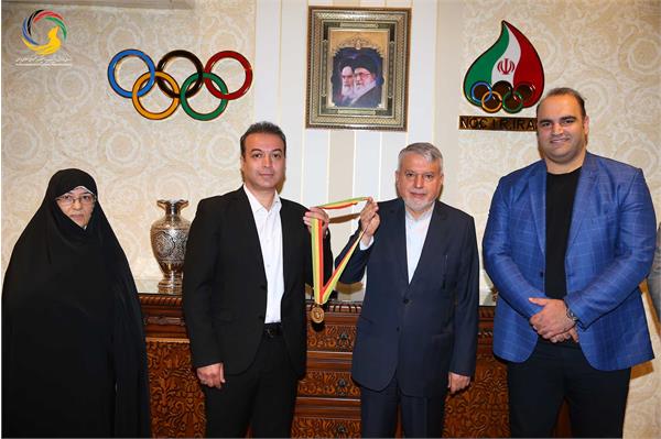 اهدایی مدال طلای بازی‌های آسیایی ۱۹۹۴هیروشیما فریبرز عسکری، پیشکسوت و قهرمان تکواندو به موزه ملی ورزش،المپیک، پارالمپیک