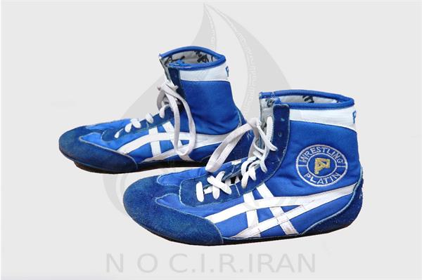 کفش کشتی اهدایی محمد مهدی یعقوبی