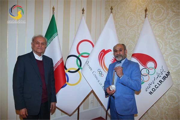 اولین اهدایی مدال نقره المپیک بارسلون به موزه ملی ورزش توسط عسکری محمدیان