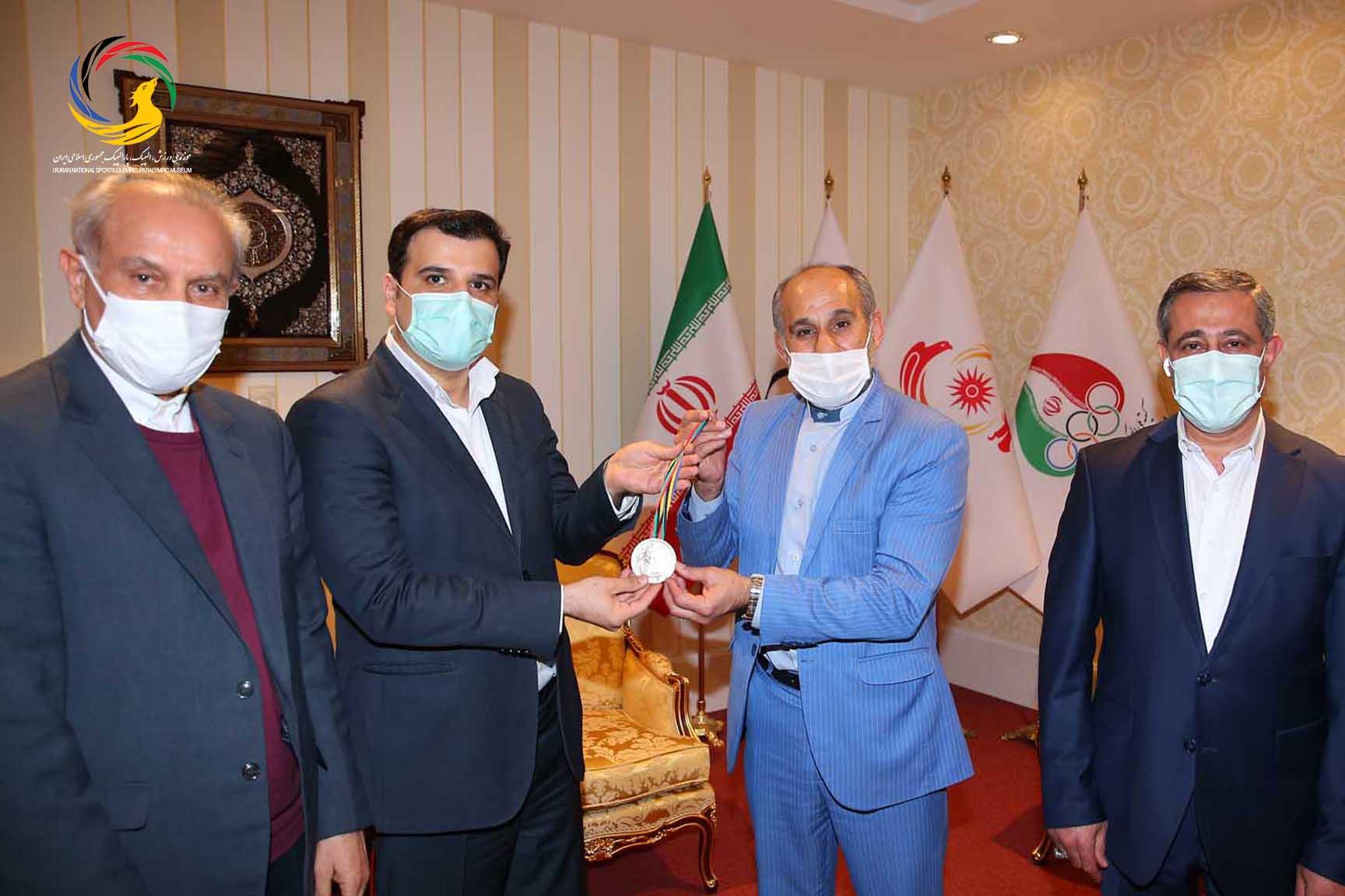 اولین اهدایی مدال نقره المپیک بارسلون به موزه ملی ورزش توسط عسکری محمدیان