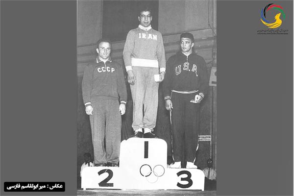 غلامرضا تختی ایستاده بر سکوی نخست بازی‌های المپیک ۱۹۵۶ملبورن