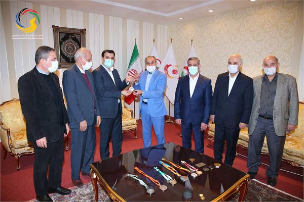 اولین اهدایی مدال نقره المپیک بارسلون به موزه ملی ورزش توسط عسکری محمدیان