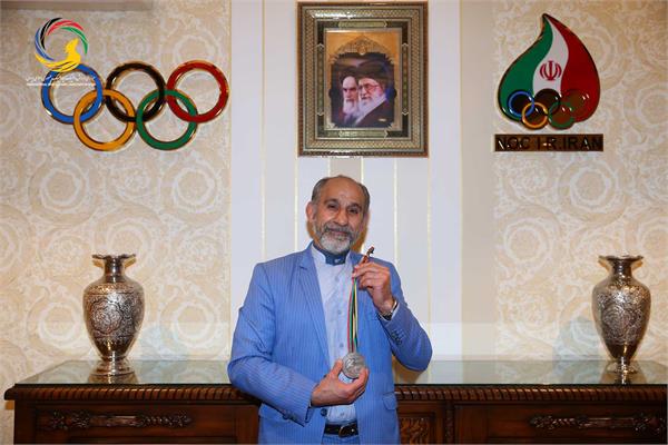 اولین اهدایی مدال نقره المپیک بارسلون به موزه ملی ورزش توسط عسکری محمدیان