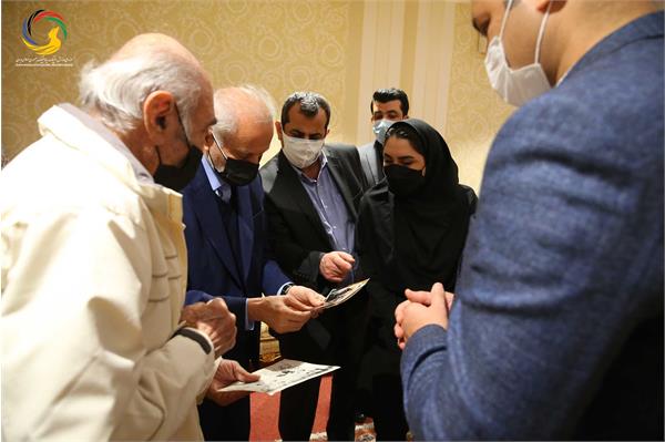 اهدای پیراهن تیم ملی و داوری توسط پیشکسوت فوتبال (محسن زمانی) به موزه ملی ورزش، المپیک، پارالمپیک