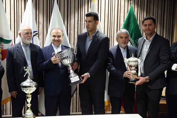 مراسم اهدا مدال و کاپ افتخارآفرینان ورزش کشور به موزه المپیک و پارالمپیک پارت دوم