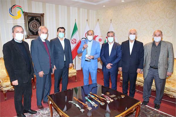 اولین اهدایی مدال نقره المپیک بارسلون به موزه ملی ورزش توسط عسکری محمدیان