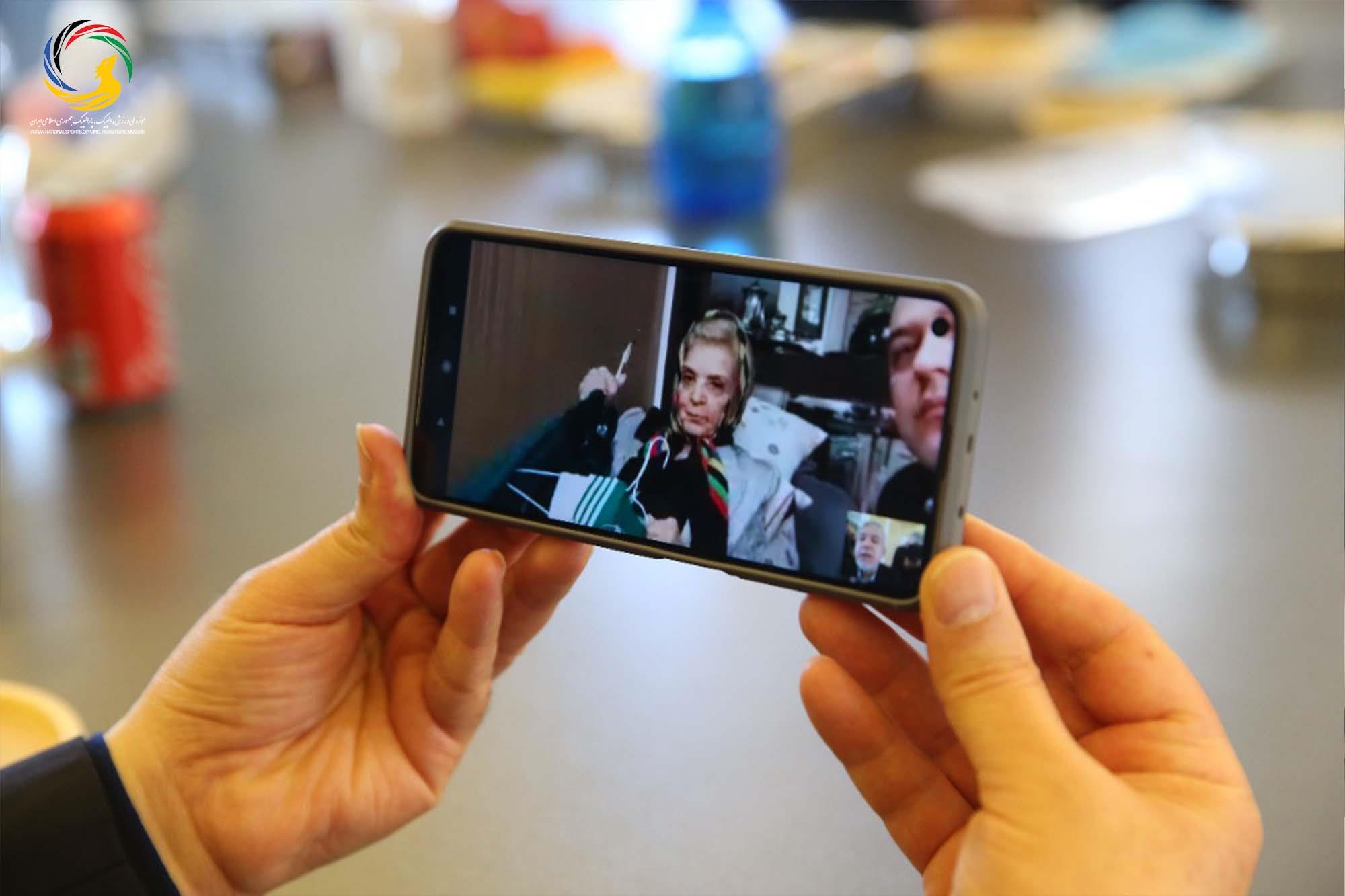 اهدای لباس خانم مینا فتحی برنده مدال برنز بازی های آسیایی ۱۹۶۶ بانکوک