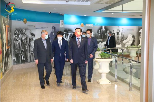 اهدایی سفیر کشور چین به مدیر موزه ملی ورزش، المپیک، پارالمپیک