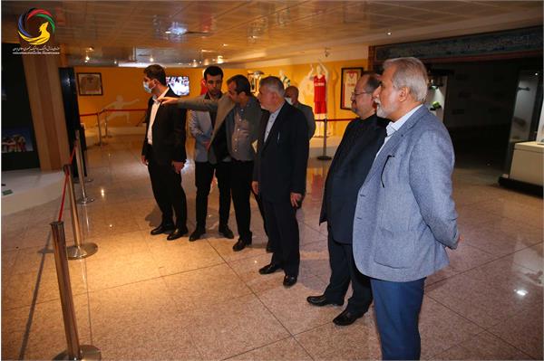 بازدید محمد شریعتمداری وزیر سابق تعاون، کار و رفاه اجتماعی از موزه ملی ورزش، المپیک، پارالمپیک