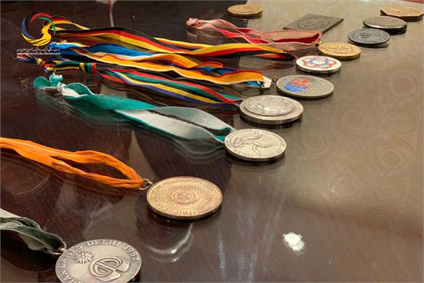 اولین اهدایی مدال نقره المپیک بارسلون به موزه ملی ورزش توسط عسکری محمدیان