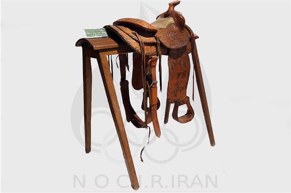 زین اسب، متعلق به خاندان پهلوی دوم (عبدالرضا پهلوی، ۱۳۰۳ - ۱۳۸۳ ه.ش)
