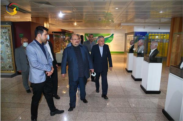 بازدید محمد شریعتمداری وزیر سابق تعاون، کار و رفاه اجتماعی از موزه ملی ورزش، المپیک، پارالمپیک