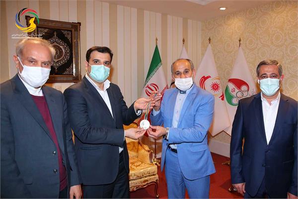 اولین اهدایی مدال نقره المپیک بارسلون به موزه ملی ورزش توسط عسکری محمدیان