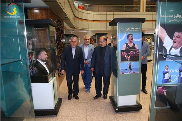 بازدید محمد شریعتمداری وزیر سابق تعاون، کار و رفاه اجتماعی از موزه ملی ورزش، المپیک، پارالمپیک