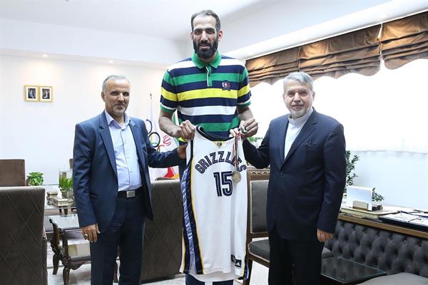 اهدا مدال و لباس حامد حدادی به موزه ورزش،المپیک،پارالمپیک