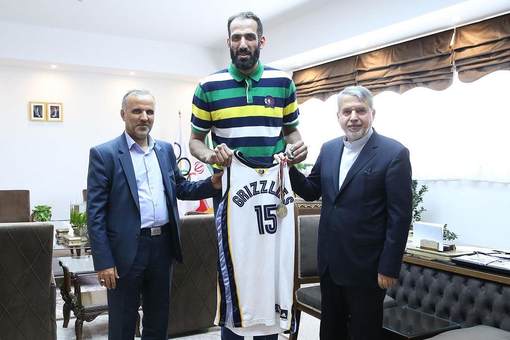 اهدا مدال و لباس حامد حدادی به موزه ورزش،المپیک،پارالمپیک