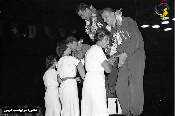 غلامرضا تختی بر سکوی نخست مسابقات جهانی ۱۹۵۹ تهران