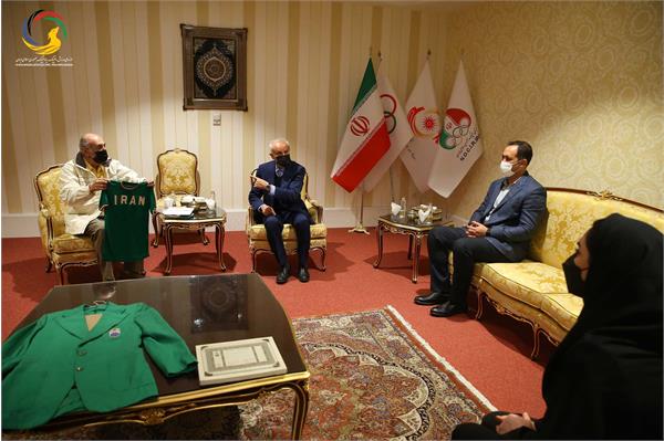 اهدای پیراهن تیم ملی و داوری توسط پیشکسوت فوتبال (محسن زمانی) به موزه ملی ورزش، المپیک، پارالمپیک