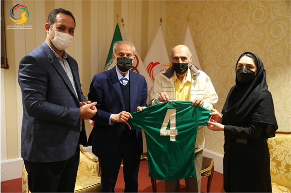 اهدای پیراهن تیم ملی و داوری توسط پیشکسوت فوتبال (محسن زمانی) به موزه ملی ورزش، المپیک، پارالمپیک