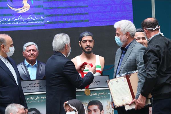 آئین رونمایی از تندیس پنج نفر از  مدال آوران تاریخ المپیک،پارالمپیک و شهدای ورزش کشور