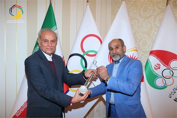 اولین اهدایی مدال نقره المپیک بارسلون به موزه ملی ورزش توسط عسکری محمدیان