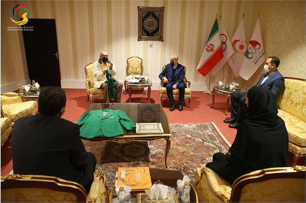 اهدای پیراهن تیم ملی و داوری توسط پیشکسوت فوتبال (محسن زمانی) به موزه ملی ورزش، المپیک، پارالمپیک