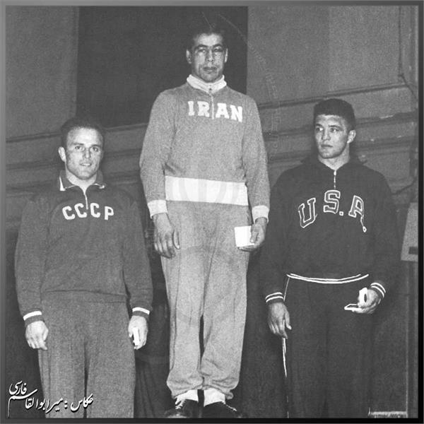 غلامرضا تختی ایستاده بر سکوی نخست بازی‌های المپیک ۱۹۵۶ملبورن