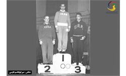 غلامرضا تختی ایستاده بر سکوی نخست بازی‌های المپیک ۱۹۵۶ملبورن