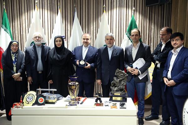 مراسم اهدا مدال و کاپ افتخارآفرینان ورزش کشور به موزه المپیک و پارالمپیک پارت دوم