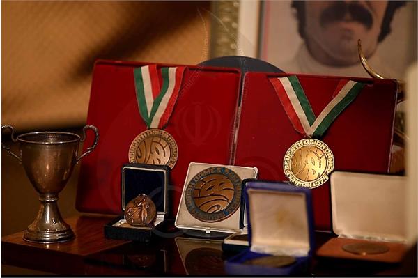 مدال آقای احمد اکبری شمشیرباز رشته فلوره و سابر در  بازیهای آسیایی تهران 1974