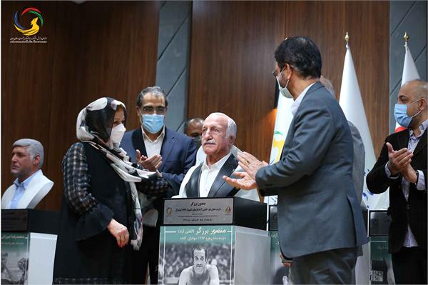 آئین رونمایی از سردیس ده نفر از قهرمانان تاریخ المپیک و پارالمپیک