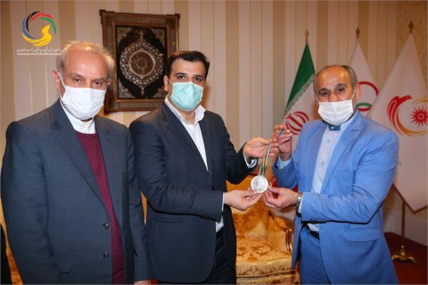 اولین اهدایی مدال نقره المپیک بارسلون به موزه ملی ورزش توسط عسکری محمدیان