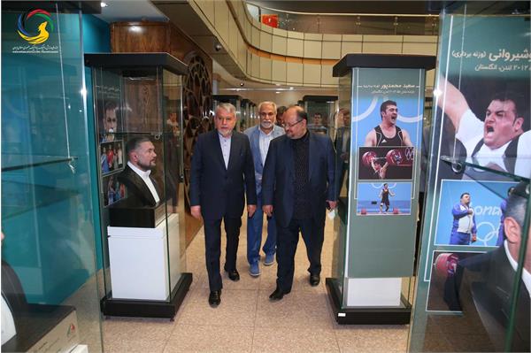 بازدید محمد شریعتمداری وزیر سابق تعاون، کار و رفاه اجتماعی از موزه ملی ورزش، المپیک، پارالمپیک
