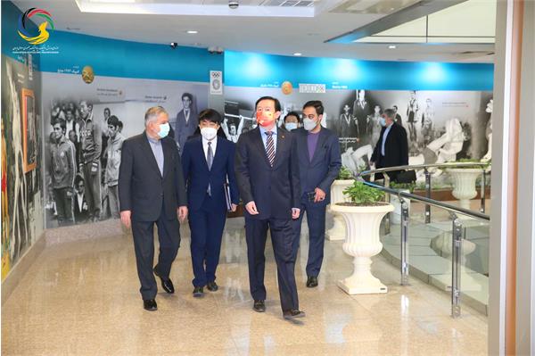 اهدایی سفیر کشور چین به مدیر موزه ملی ورزش، المپیک، پارالمپیک