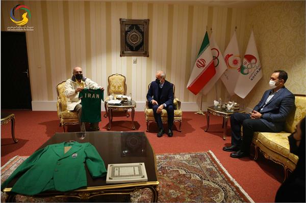 اهدای پیراهن تیم ملی و داوری توسط پیشکسوت فوتبال (محسن زمانی) به موزه ملی ورزش، المپیک، پارالمپیک