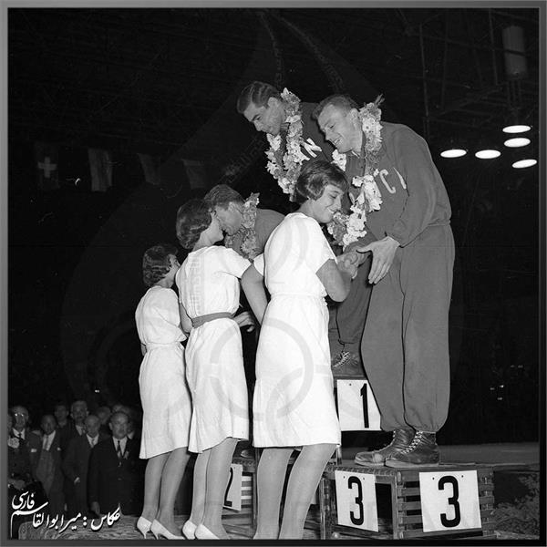 غلامرضا تختی بر سکوی نخست مسابقات جهانی ۱۹۵۹ تهران