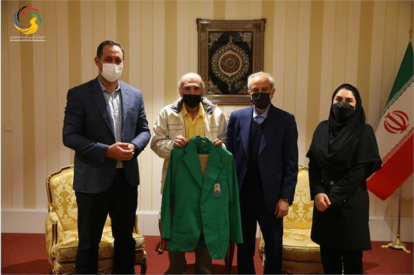 اهدای پیراهن تیم ملی و داوری توسط پیشکسوت فوتبال (محسن زمانی) به موزه ملی ورزش، المپیک، پارالمپیک