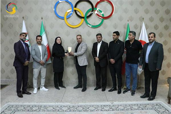 اهدایی دکتر صفا صاحب نیف رئیس فدراسیون تنیس عراق به موزه ملی ورزش، المپیک، پارالمپیک