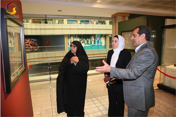 بازدید سمیرا اصغری جوانترین عضو کمیته بین المللی المپیک (IOC member) به همراه مهین فرهادی زاد معاون سابق توسعه ورزش بانوان وزارت ورزش و جوانان از موزه ملی ورزش، المپیک، پارالمپیک