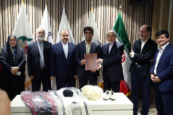 مراسم اهدا مدال و کاپ افتخارآفرینان ورزش کشور به موزه المپیک و پارالمپیک پارت دوم