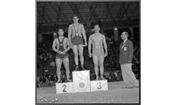 غلامرضا تختی بر سکوی قهرمانی مسابقات کشتی بازی‌های آسیایی ۱۹۵۸ توکیو و کسب مدال طلا