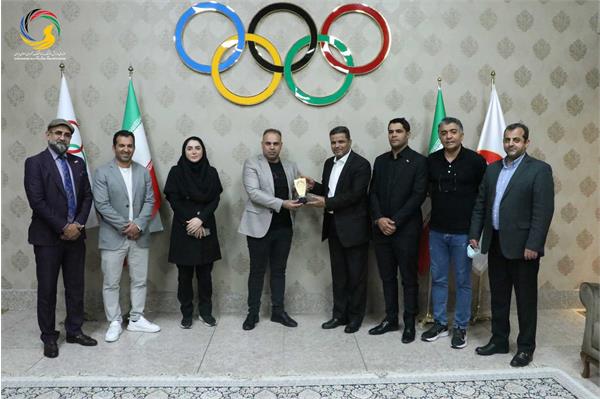 اهدایی دکتر صفا صاحب نیف رئیس فدراسیون تنیس عراق به موزه ملی ورزش، المپیک، پارالمپیک