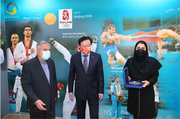 اهدایی سفیر کشور چین به مدیر موزه ملی ورزش، المپیک، پارالمپیک