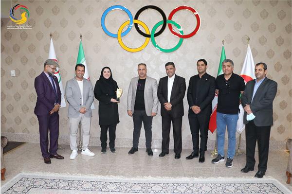اهدایی دکتر صفا صاحب نیف رئیس فدراسیون تنیس عراق به موزه ملی ورزش، المپیک، پارالمپیک