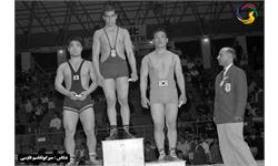 غلامرضا تختی بر سکوی قهرمانی مسابقات کشتی بازی‌های آسیایی ۱۹۵۸ توکیو و کسب مدال طلا.