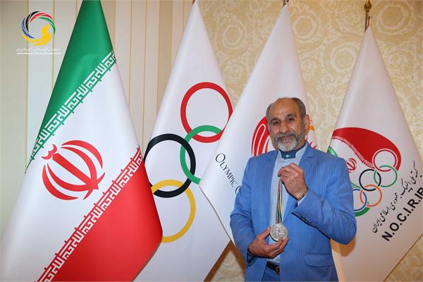 اولین اهدایی مدال نقره المپیک بارسلون به موزه ملی ورزش توسط عسکری محمدیان