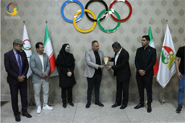 اهدایی دکتر صفا صاحب نیف رئیس فدراسیون تنیس عراق به موزه ملی ورزش، المپیک، پارالمپیک