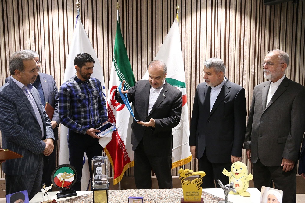 مراسم اهدا مدال و کاپ افتخارآفرینان ورزش کشور به موزه المپیک و پارالمپیک پارت اول