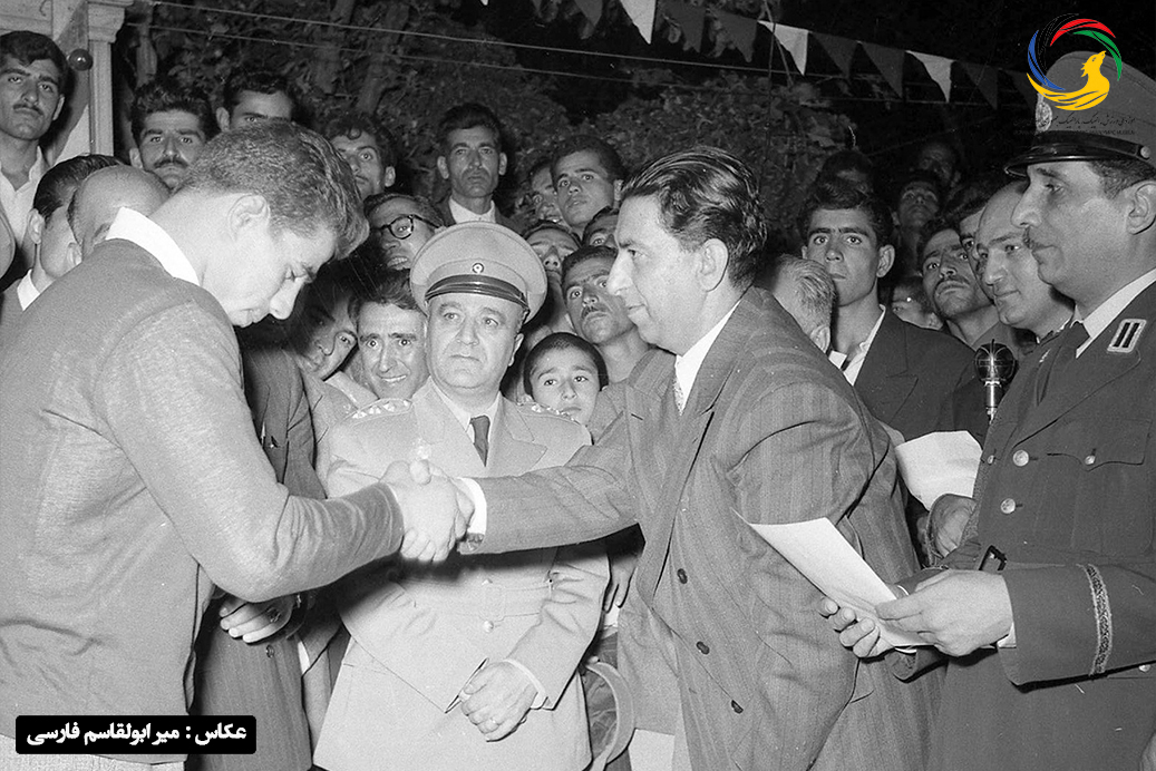 غلامرضا تختی پس از قهرمانی در مسابقات کشوری در سال ۱۳۳۴ به میزبانی قزوین