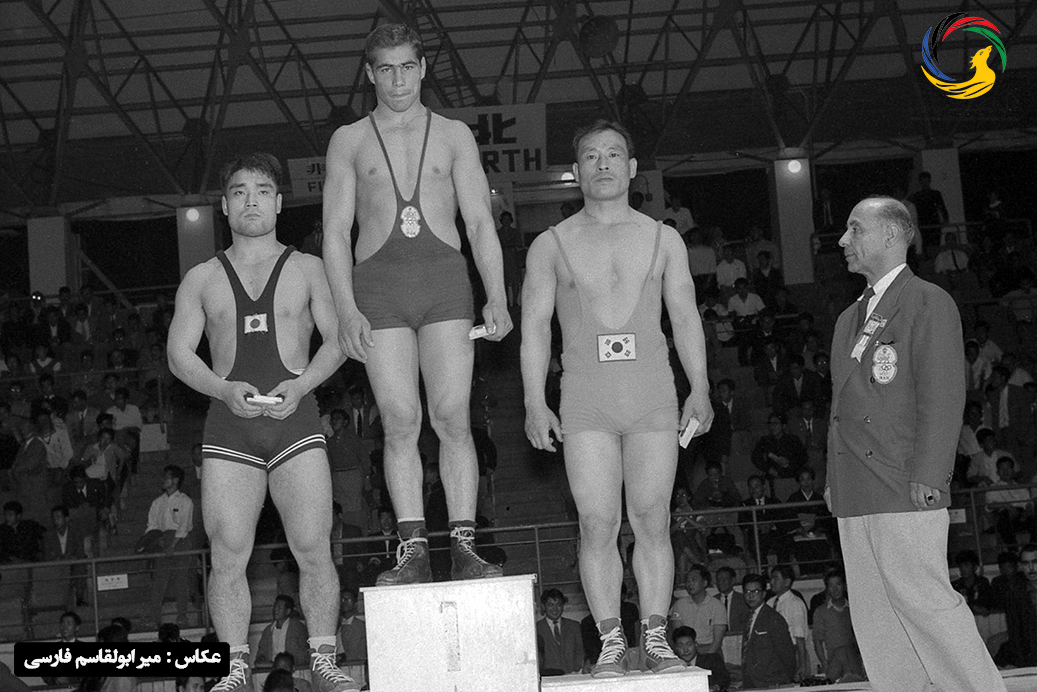 غلامرضا تختی بر سکوی قهرمانی مسابقات کشتی بازی‌های آسیایی ۱۹۵۸ توکیو و کسب مدال طلا.